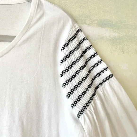 CHICO’S Smocked Bell Sleeve Shirttail Tee NWOT Sz 1 (M-8) - Picture 3 of 13